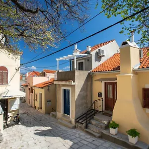 Apartment Little House In, Baška
